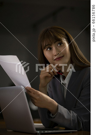 オフィスで働く女性 オフィスで働く女性 66156786