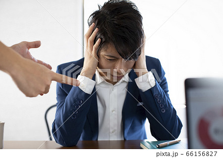苦悩するビジネスマン 66156827