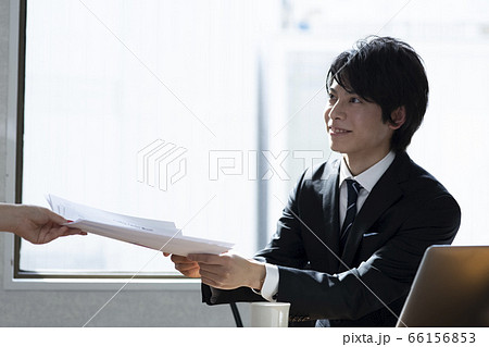 書類を受け取るビジネスマン 66156853