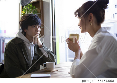 カフェでくつろぐ男女 66156868