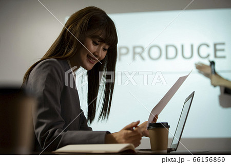 オフィスで働く女性 66156869