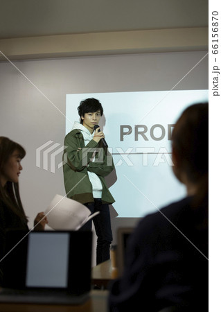 セミナーの司会をする男性 66156870