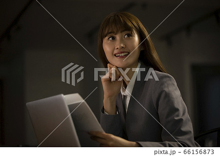オフィスで働く女性 オフィスで働く女性 66156873