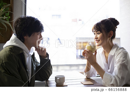 カフェでくつろぐ男女 カフェでくつろぐ男女 66156888
