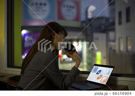 窓辺で働く女性 窓辺で働く女性 66156904