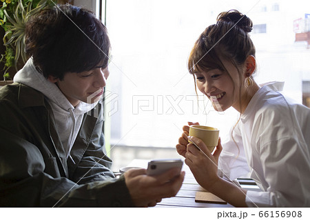 カフェでくつろぐ男女 カフェでくつろぐ男女 66156908