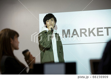 セミナーの司会をする男性 セミナーの司会をする男性 66156909