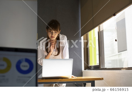 オフィスで働く女性 66156915