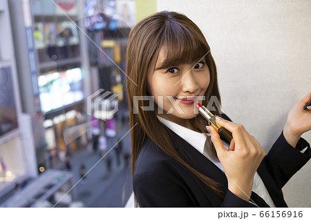 メイクする女性 メイクする女性 66156916
