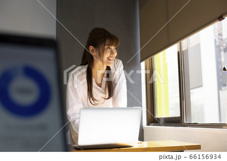 オフィスで働く女性 オフィスで働く女性 66156934