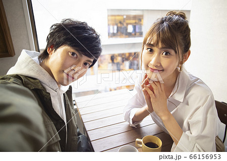 カフェでくつろぐ男女 カフェでくつろぐ男女 66156953