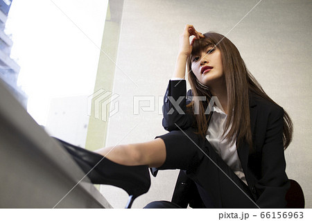 窓辺に座る女性 窓辺に座る女性 66156963