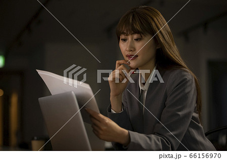 オフィスで働く女性 66156970