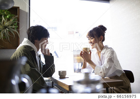 カフェでくつろぐ男女 66156975