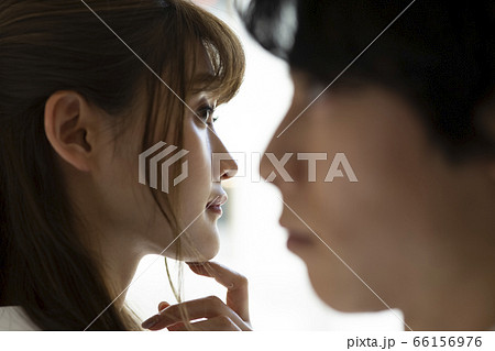 男女の横顔アップ 66156976