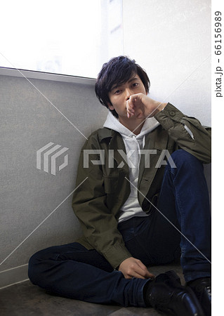 若い男性のポートレート 66156989