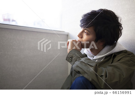 若い男性のポートレート 66156991
