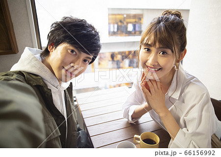 カフェでくつろぐ男女 カフェでくつろぐ男女 66156992