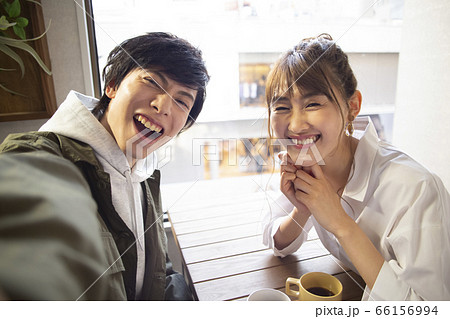 カフェでくつろぐ男女 66156994