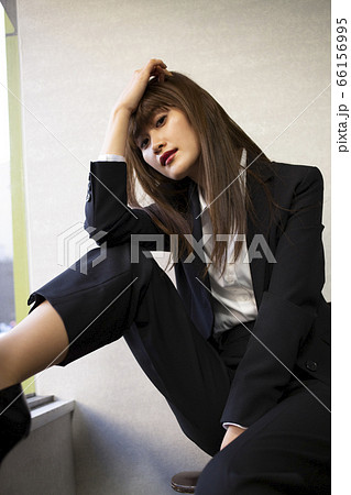 窓辺に座る女性 66156995