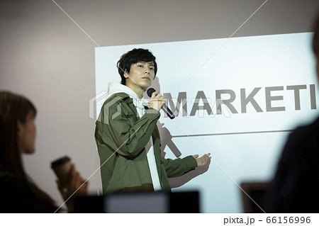 セミナーの司会をする男性 66156996