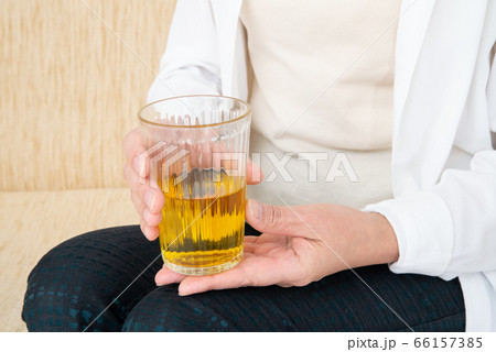 シニア女性　お茶を飲む 66157385