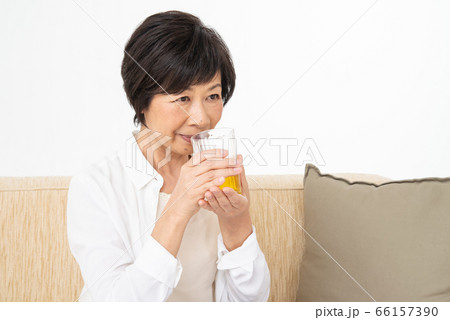 シニア女性 お茶を飲む シニア女性 お茶を飲む 66157390