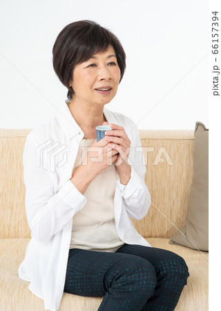 シニア女性 お茶を飲む シニア女性 お茶を飲む 66157394