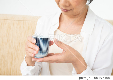 シニア女性 お茶を飲む シニア女性 お茶を飲む 66157400