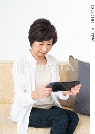 シニア女性　ゲーム 66157435