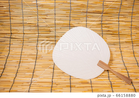 うちわとすだれ　和風夏イメージの背景素材 66158880