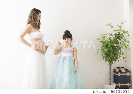 ドレスを着た妊婦さんと女の子のポートレート 66159050