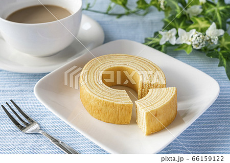 カットされたバウムクーヘンとカフェラテ 66159122