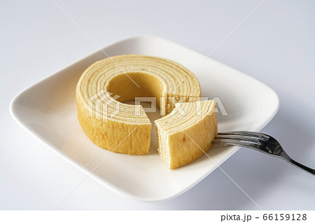 カットされたバウムクーヘン【白背景】 66159128