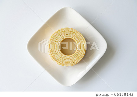 白いお皿にのったバウムクーヘン【白背景】 66159142