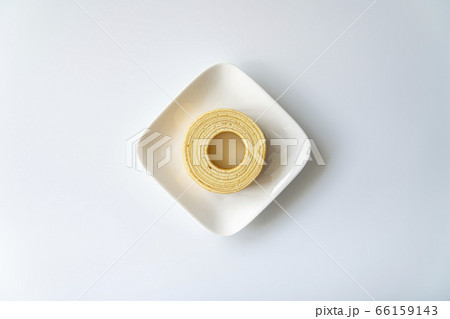 白いお皿にのったバウムクーヘン【白背景】 66159143