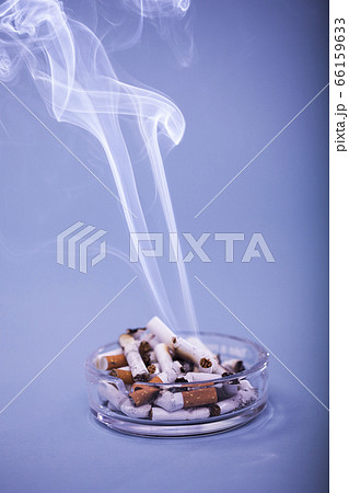 溢れんばかりの吸い殻から立ち上る煙草の煙 66159633