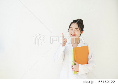 白衣を着た若い女性のポートレート 66160122