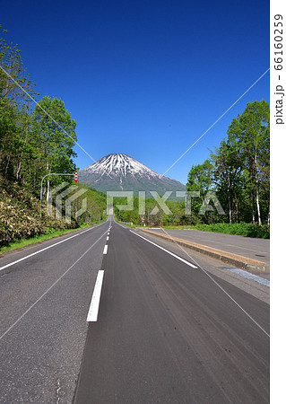 初夏の北海道喜茂別町で残雪の羊蹄山と国道276号線の風景を撮影 66160259