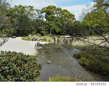 大阪府吹田市千里万博公園の日本庭園の松の洲浜 66160292