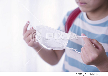 マスクを持つ小学生女の子 66160598