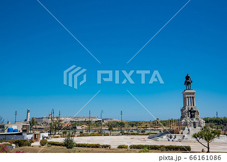 キューバ　ハバナの見所の一つモロ要塞の遠景 66161086