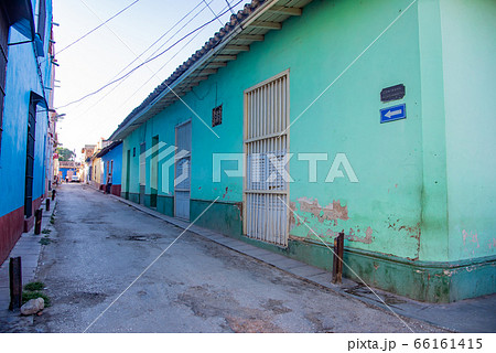 キューバ トリニダーの町中 カラフルな街並 キューバ トリニダーの町中 カラフルな街並 66161415