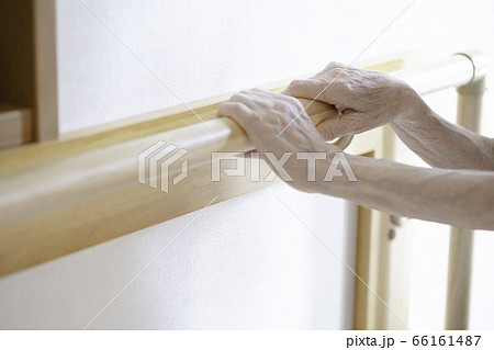 手すりを掴む高齢者 66161487