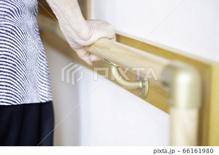 手すりを使って歩行する高齢者 手すりを使って歩行する高齢者 66161980
