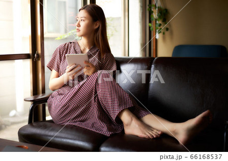 タブレットを持つ若い女性 タブレットを持つ若い女性 66168537