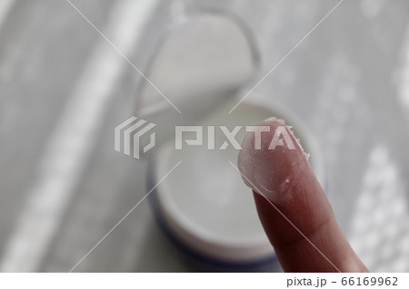 ワセリンをつけた指 保湿乾燥ケア ワセリンをつけた指 保湿乾燥ケア 66169962