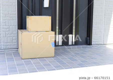 玄関に届いた商品(置き配) 玄関に届いた商品(置き配) 66170151