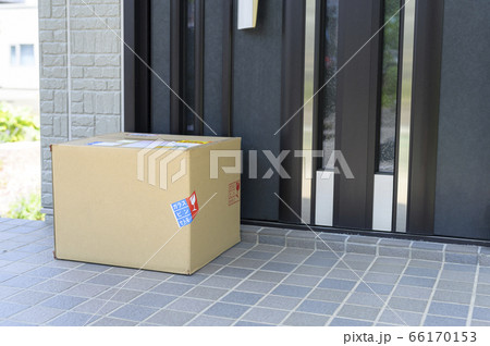 玄関に届いた商品(置き配) 玄関に届いた商品(置き配) 66170153