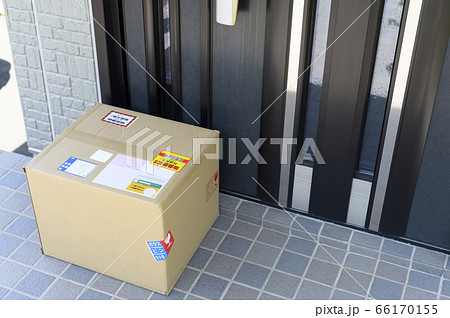 玄関に届いた商品(置き配) 玄関に届いた商品(置き配) 66170155